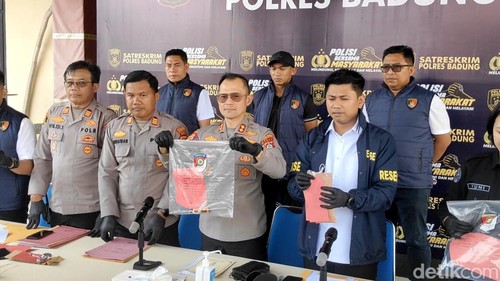 Kapolres Badung AKBP Joseph Edward Purba merilis kasus penganiayaan berat pekerja listrik di Kerobokan Kelod, di Polres Badung, Rabu (21/10/2026). (Agus Eka/detikBali)