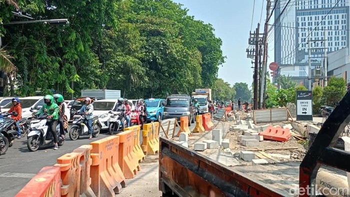 Proyek saluran di Jalan A Yani -Margorejo tampak memakan bahu jalan