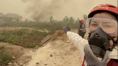 Riyuka Bunga Jadi Relawan Karhutla, Perlihatkan Lagit Orange Palangka Raya