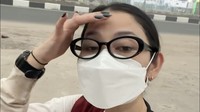 Gak cuma langit berwarna orange, Riyuka juga memperlihatkan asap yang seperti kabut. Guys kalau kalian masih mau membantu kita, aku dan Salamaid masih bisa, ucapnya. Foto: Instagram @riyukabunga
