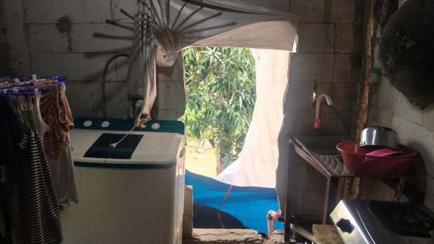 Rumah warga di Bogor jebol terbawa tebing longsor