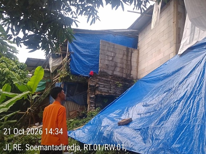 Rumah warga di Bogor jebol terbawa tebing longsor