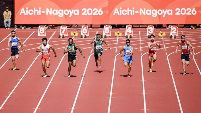 Pelari para Indonesia Saptoyogo Purnomo (kedua kiri) beradu cepat pada final 100 meter T37 putra Asian Para Games 2026 di Stadion Paloma Mizuho, Nagoya, Aichi, Jepang, Rabu (21/10/2026). Saptoyogo berhasil meraih medali perak usai finis pada urutan kedua dengan catatan waktu 11,35 detik. ANTARA FOTO/M Risyal Hidayat/agr