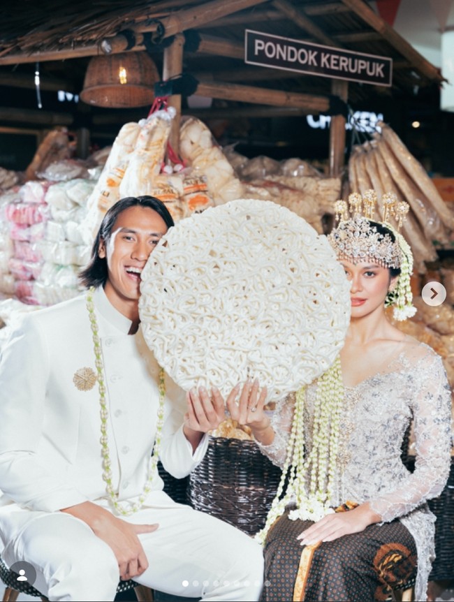 Semakin mendekati hari bahagia, Sean Gelael dan Hana Malasan baru saja terlihat membagikan hasil pemotretan prewedding mereka. Keduanya tampil serasi dalam balutan busana adat Sunda bernuansa putih. Foto: Instagram/@hanamalasan
