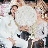 Semakin mendekati hari bahagia, Sean Gelael dan Hana Malasan baru saja terlihat membagikan hasil pemotretan prewedding mereka. Keduanya tampil serasi dalam balutan busana adat Sunda bernuansa putih. Foto: Instagram/@hanamalasan