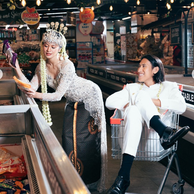 Potret Prewedding Unik Hana Malasan & Sean Gelael, Berkebaya di Supermarket