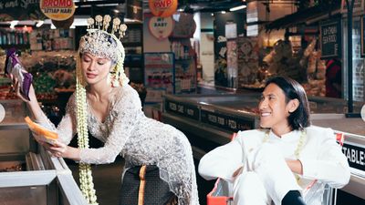 Potret Prewedding Unik Hana Malasan & Sean Gelael, Berkebaya di Supermarket