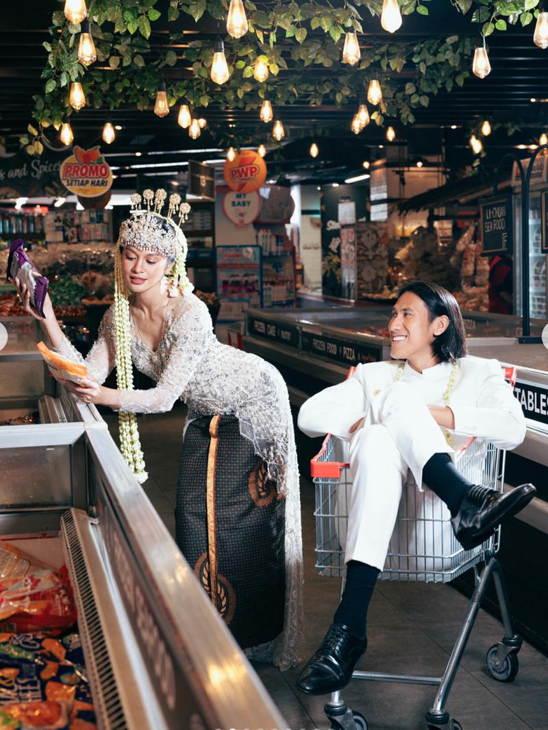 Potret Prewedding Unik Hana Malasan & Sean Gelael, Berkebaya di Supermarket