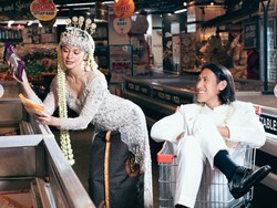 Potret Prewedding Unik Hana Malasan & Sean Gelael, Berkebaya di Supermarket