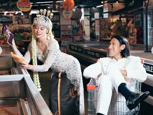 Potret Prewedding Unik Hana Malasan & Sean Gelael, Berkebaya di Supermarket