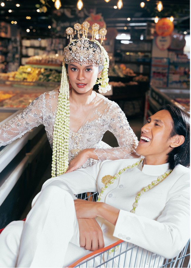 Penampilan Hana terlihat memukau dengan rambut tersanggul, lengkap dengan aksesori khas pengantin Jawa, seperti siger, kembang goyang, dan ronce melati. Sementara riasana wajahnya tetap terlihat soft dan natural hasil tangan MUA Ryan Ogilvy. Foto: Instagram/@hanamalasan