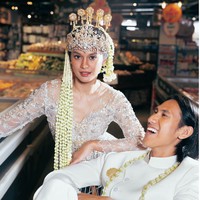 Penampilan Hana terlihat memukau dengan rambut tersanggul, lengkap dengan aksesori khas pengantin Jawa, seperti siger, kembang goyang, dan ronce melati. Sementara riasana wajahnya tetap terlihat soft dan natural hasil tangan MUA Ryan Ogilvy. Foto: Instagram/@hanamalasan