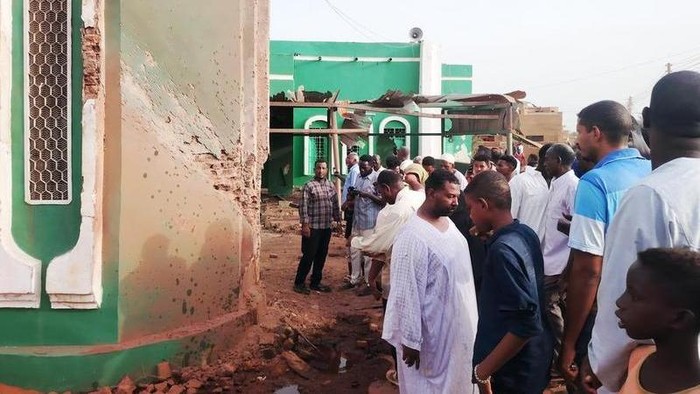 Ilustrasi dampak serangan drone di Sudan. (Foto menunjukkan warga melihat dampak serangan drone di Sudan yang terjadi pada Agustus lalu)-(Mohamed Khidir/Xinhua)
