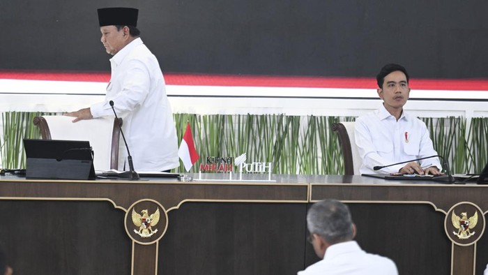 Presiden Prabowo Subianto (kiri) didampingi Wakil Presiden Gibran Rakabuming Raka (kanan) bersiap memimpin Sidang Kabinet Paripurna di Istana Kepresidenan, Jakarta, Rabu (21/10/2026). Sidang tersebut untuk membahas berbagai isu strategis yang berkembang dan evaluasi program kerja pemerintah serta menandai dua tahun masa kerja Kabinet Merah Putih Pemerintahan Presiden Prabowo Subianto dan Wakil Presiden Gibran Rakabuming Raka. ANTARA FOTO/Bayu Pratama S/nym.
