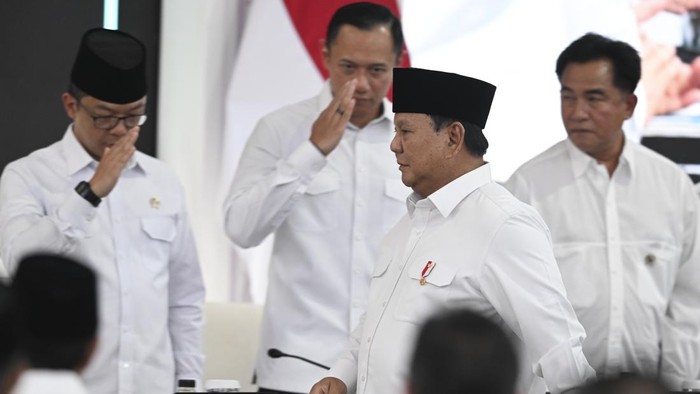 Presiden Prabowo Subianto (kedua kanan) berjalan untuk memimpin Sidang Kabinet Paripurna di Istana Kepresidenan, Jakarta, Rabu (21/10/2026). Sidang tersebut untuk membahas berbagai isu strategis yang berkembang dan evaluasi program kerja pemerintah serta menandai dua tahun masa kerja Kabinet Merah Putih Pemerintahan Presiden Prabowo Subianto dan Wakil Presiden Gibran Rakabuming Raka. ANTARA FOTO/Bayu Pratama S/nym.