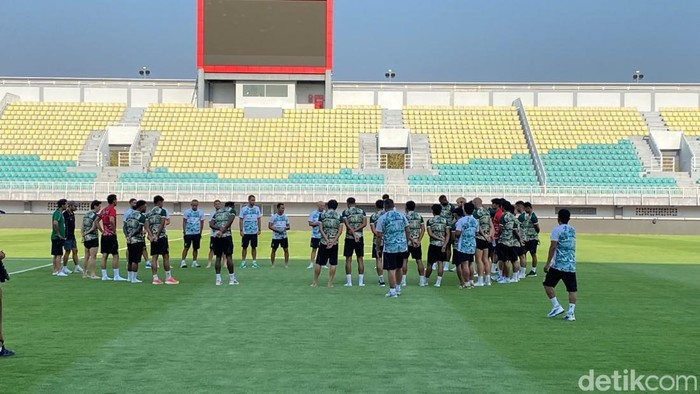 Skuad Persebaya saat melakukan sesi familiarisasi lapangan di Stadion GBH jelang lawan PSM.