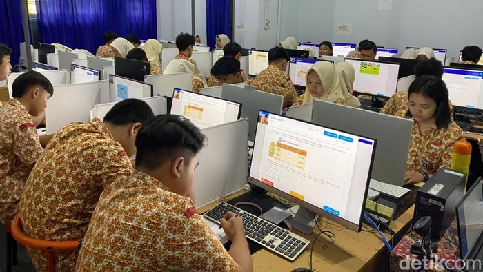 Siswa SMAN 4 Surabaya tampak mengerjakan soal-soal TKA