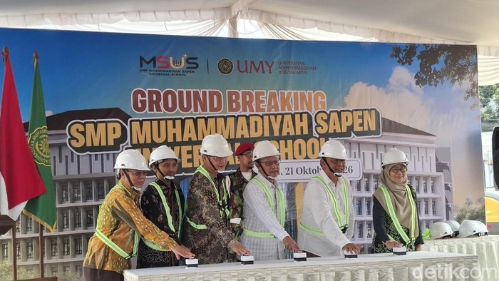 Suasana ground breaking atau peletakan batu pertama pembangunan SMP Muhammadiyah Sapen Universal School (MSUS) di Gamping, Sleman, Rabu (21/10/2026).