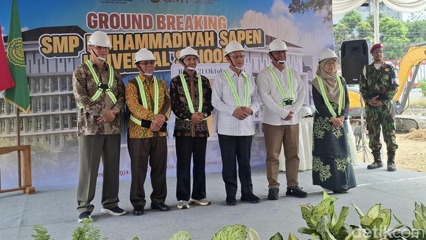 Suasana ground breaking atau peletakan batu pertama pembangunan SMP Muhammadiyah Sapen Universal School (MSUS) di Gamping, Sleman, Rabu (21/10/2026).