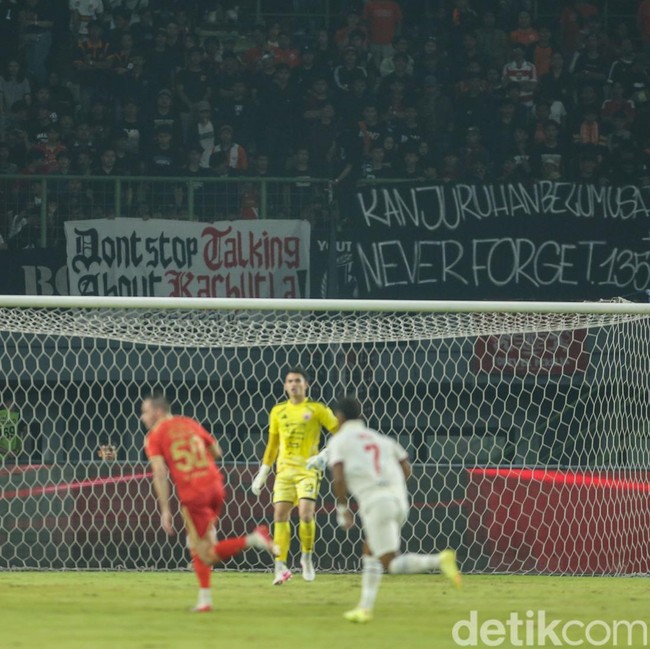 Spanduk Karhutla dan Tragedi Kanjuruhan Warnai Laga Persija vs Arema FC