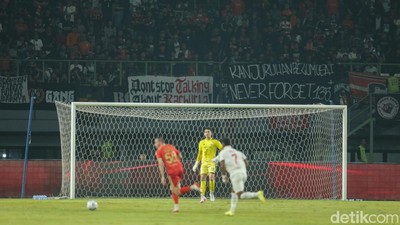 Spanduk Karhutla dan Tragedi Kanjuruhan Warnai Laga Persija vs Arema FC