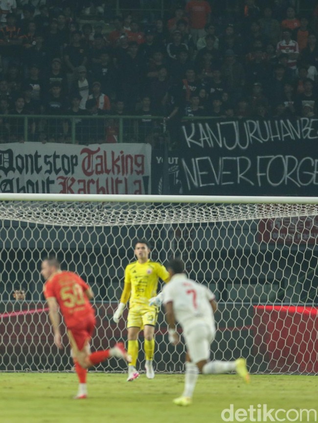 Spanduk Karhutla dan Tragedi Kanjuruhan Warnai Laga Persija vs Arema FC