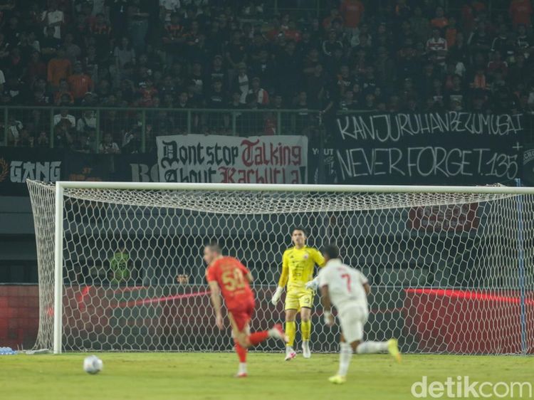Spanduk Karhutla dan Tragedi Kanjuruhan Warnai Laga Persija vs Arema FC