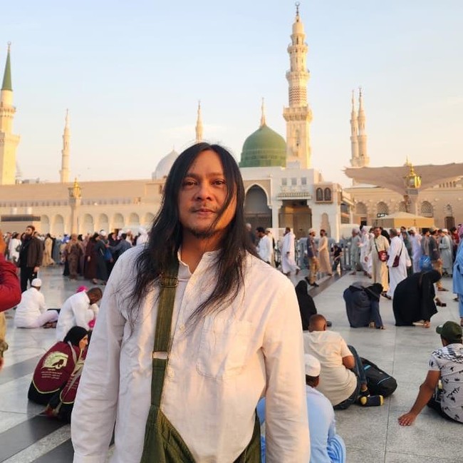 Momen Stevi Item Umrah Bareng Keluarga