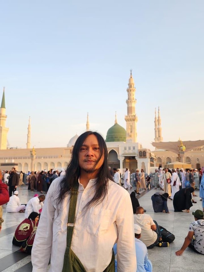 Momen Stevi Item Umrah Bareng Keluarga