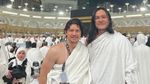 Momen Stevi Item Umrah Bareng Keluarga