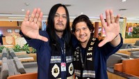 Stevi Item berfoto sejenak bersama adik iparnya, Iko Uwais, sebelum berangkat ke Tanah Suci. Mereka tampil kompak dengan kemeja biru gelap, celana krem, serta syal hitam. (Foto: dok Instagram stevi.item)