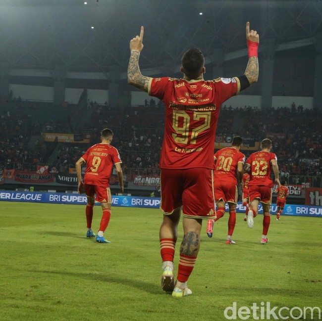 Persija Tekuk Arema FC 5-1 dan Rebut Puncak Klasemen