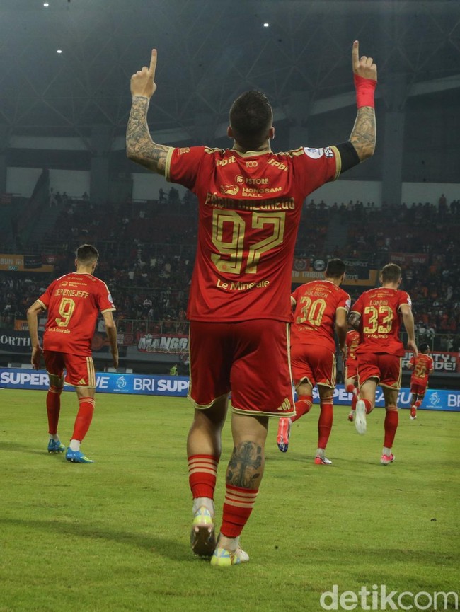 Persija Tekuk Arema FC 5-1 dan Rebut Puncak Klasemen