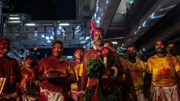 A devotee in a goddess Kali costume poses for a picture during the Navaratri Hindu Festival parade in Bangkok, Thailand October 20, 2026. REUTERS/Chalinee Thirasupa     TPX IMAGES OF THE DAY