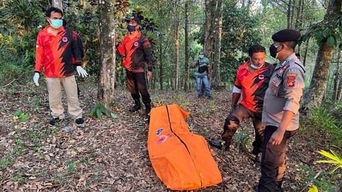 Tim SARgabungan mengevakuasi mayat priadi Banjar Apit Yeh, Desa Manikyang, Kecamatan Selemadeg, Tabanan, Rabu (21/10/2026). (Foto: Dok. Istimewa)