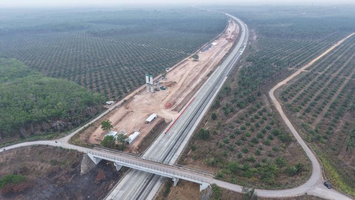 Tol Terpeka diperbaiki dan menyebabkan jalur menyempit.