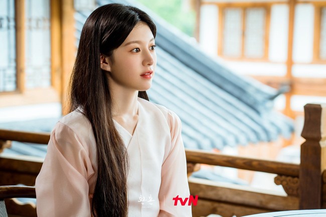 Alchemy of Souls menjadi salah satu drama terpopuler yang dibintangi Go Youn Jung. Aktris 30 tahun itu menjelma sebagai pembunuh bayangan hebat, dan dipasangkan dengan Lee Jae Wook. Foto: Instagram