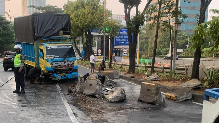 Truk Takbrak Separator Busway di Jl S Parman Jakbar, Lalin Macet
