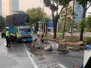Truk Tabrak Separator Busway Jl S Parman Picu Lalin Macet, TransJ Terlambat
