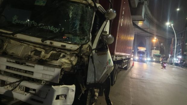 Truk trailer menabrak angkot dan tiang listrik sampai roboh dan menimpa pejalan kaki di Koja, Jakarta Utara, Selasa (20/10/2026).
