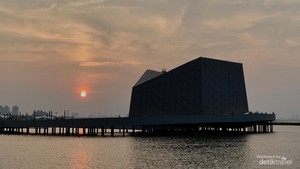 Kemegahan Masjid Apung Ancol, Salat dengan View Laut