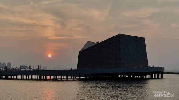 Masjid Apung Ancol Bikin Takjub, Salat Serasa di Tengah Laut