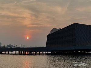 Masjid Apung Ancol Bikin Takjub, Salat Serasa di Tengah Laut