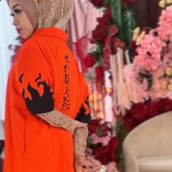 Viral di Instagram, pasangan pengantin penggemar Naruto tampil unik mengenakan jubah Hokage dan memamerkan pose jurus ninja di pelaminan saat resepsi.