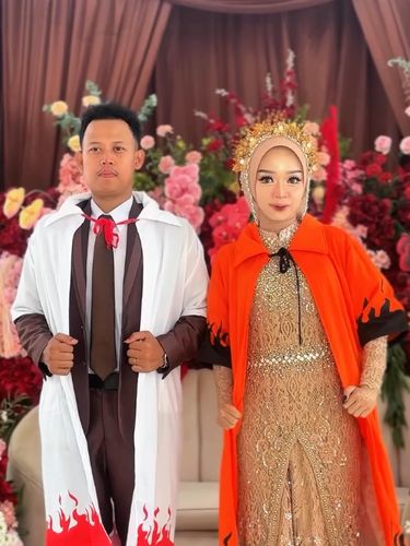 Viral di Instagram, pasangan pengantin penggemar Naruto tampil unik mengenakan jubah Hokage dan memamerkan pose jurus ninja di pelaminan saat resepsi.