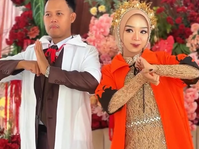 Viral di Instagram, pasangan pengantin penggemar Naruto tampil unik mengenakan jubah Hokage dan memamerkan pose jurus ninja di pelaminan saat resepsi.