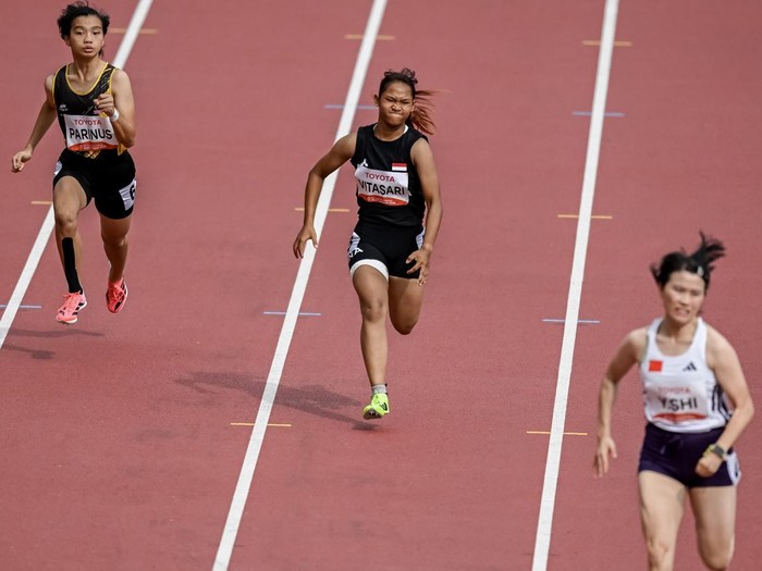 Pelari para Indonesia Vitasari (tengah) beradu cepat pada final 100 meter T36 putri Asian Para Games 2026 di Stadion Paloma Mizuho, Nagoya, Aichi, Jepang, Rabu (21/10/2026). Vitasari berhasil meraih medali perunggu usai finis pada urutan ketiga dengan catatan waktu 14,75 detik. ANTARA FOTO/M Risyal Hidayat/agr