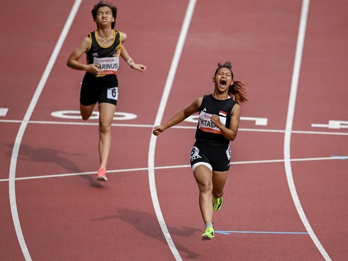 Ekspresi dari pelari para Indonesia Vitasari (kanan) usai memasuki garis finis final 100 meter T36 putri Asian Para Games 2026 di Stadion Paloma Mizuho, Nagoya, Aichi, Jepang, Rabu (21/10/2026). Vitasari berhasil meraih medali perunggu usai finis pada urutan ketiga dengan catatan waktu 14,75 detik. ANTARA FOTO/M Risyal Hidayat/agr