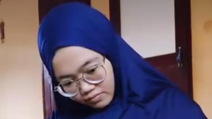 Sosok Vivi Sihay yang menekuni kerajinan tangan berbahan dasar sampah.