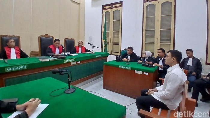 Terdakwa Nur Erdian saat mendengarkan vonis hakim di Pengadilan Negeri (PN) Medan